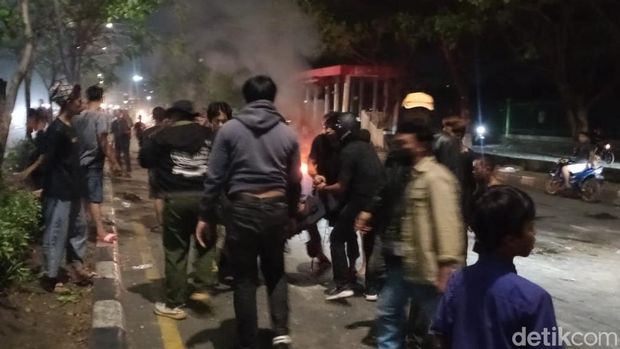 Jalan di depan UMI Makassar mulai dibuka.