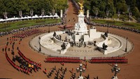 Peti jenazah Ratu Elizabeth II dibawa ke Westminster Hall dengan menggunakan kereta kuda. Chip Somodevilla/Pool via AP.