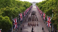 Peti jenazah Ratu Elizabeth II dibawa ke Westminster Hall dengan diiringi parade militer. Victoria Jones/Pool via AP.