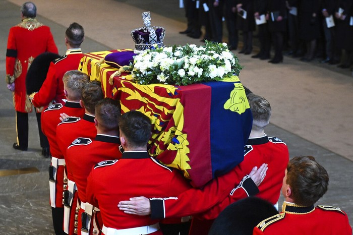 Peti jenazah Ratu Elizabeth II dibawa dari Istana Buckingham menuju Westminster Hall, Rabu (14/9) waktu setempat. Jenazah sang ratu akan disemayamkan selama empat hari.
