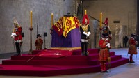 Sesampainya di Westminster Hall, peti jenazah Ratu Elizabeth II diletakkan di sebuah platform khusus. Setiap sudut platform dijaga oleh tentara kerajaan selama 24 jam. Dan Kitwood/Pool via AP