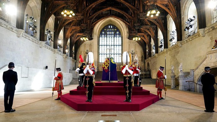 Peti jenazah Ratu Elizabeth II dibawa dari Istana Buckingham menuju Westminster Hall, Rabu (14/9) waktu setempat. Jenazah sang ratu akan disemayamkan selama empat hari.