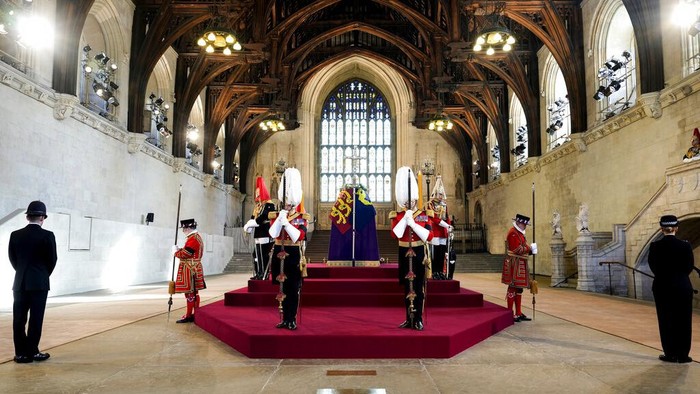 Jenazah Ratu Elizabeth II Disemayamkan di Westminster Hall Peti jenazah Ratu Elizabeth II dibawa dari Istana Buckingham menuju Westminster Hall, Rabu (14/9) waktu setempat. Jenazah sang ratu akan disemayamkan selama empat hari.