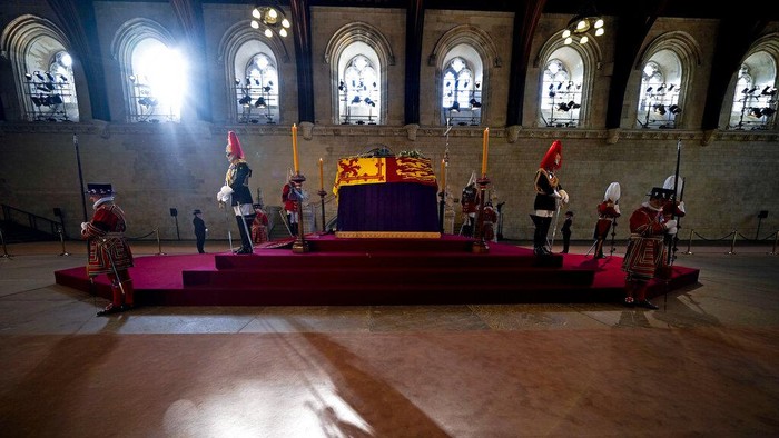 Jenazah Ratu Elizabeth II Disemayamkan di Westminster Hall Peti jenazah Ratu Elizabeth II dibawa dari Istana Buckingham menuju Westminster Hall, Rabu (14/9) waktu setempat. Jenazah sang ratu akan disemayamkan selama empat hari.