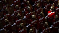 Para anggota pasukan Artileri Berkuda Kerajaan mengawal peti jenazah Ratu Elizabeth II dari Istana Buckingham menuju Westminster Hall. Ben Stansall/Pool via AP.