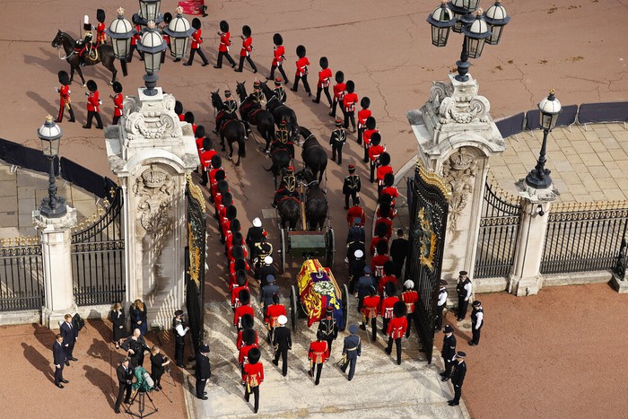 Peti jenazah Ratu Elizabeth II dibawa dari Istana Buckingham menuju Westminster Hall, Rabu (14/9) waktu setempat. Jenazah sang ratu akan disemayamkan selama empat hari.