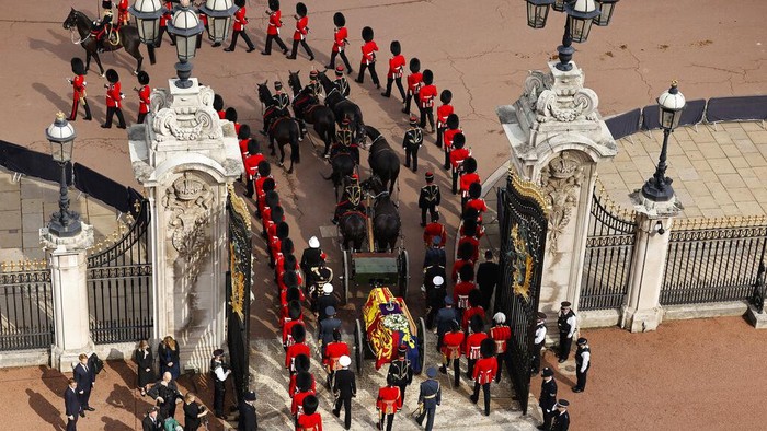 Jenazah Ratu Elizabeth II Disemayamkan di Westminster Hall Peti jenazah Ratu Elizabeth II dibawa dari Istana Buckingham menuju Westminster Hall, Rabu (14/9) waktu setempat. Jenazah sang ratu akan disemayamkan selama empat hari.