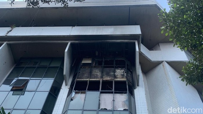Kebakaran melanda gedung Kemendes PDTT di Tebet, Jaksel. Tampak sejumlah kaca jendela di gedung yang terbakar itu pecah. (Mulia Budi/detikcom)