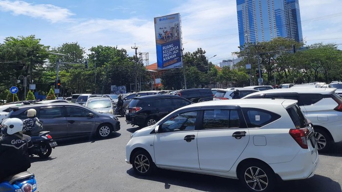 Seorang pengendara, Widi, melaporkan kemacetan di lampu merah atau traffic light Kertajaya-Merr. Kemacetan terjadi karena lampu merah itu mati.