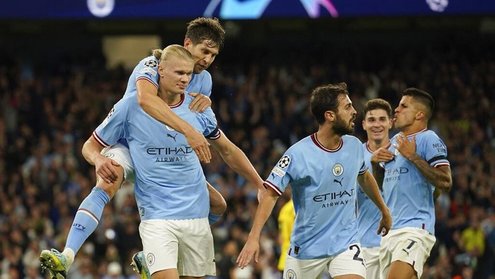 Manchester Citys Erling Haaland, right on the pitch scores his sides 2nd goal during the group G Champions League soccer match between Manchester City and Borussia Dortmund at the Etihad stadium in Manchester, England, Wednesday, Sept. 14, 2022. (AP Photo/Dave Thompson)