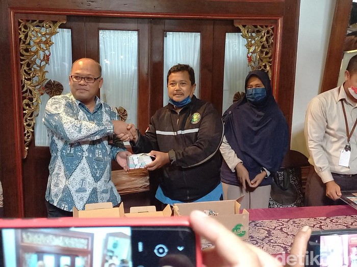 Kepala Kantor KPC BI Solo, Nugroho Joko Prastowo dan Samin, Solo, Kamis (15/9/2022).