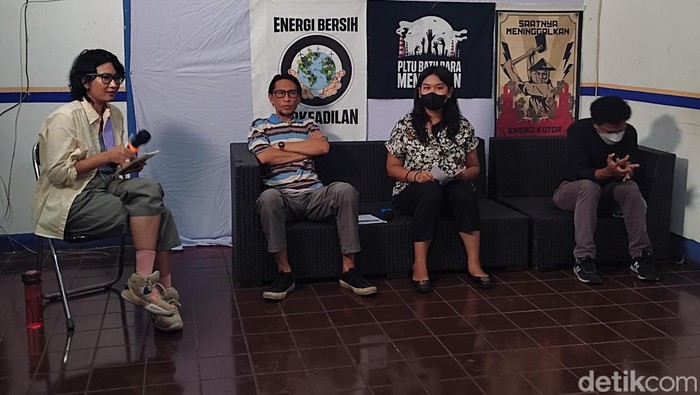 Koalisi masyarakat sipil di Jabar yang terdiri dari Walhi, LBH Bandung dan Karbon mendesak rencana proyek PLTU Tanjung Jati A Cirebon dibatalkan.