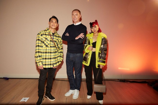 Di akhir fashion show, mereka juga mendapat kesempatan untuk berfoto bersama orang yang berada di balik koleksi memukau Coach, Stuart Vevers selaku Direktur Kreatif Coach. (Foto: Dok. Coach)
