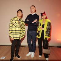 Di akhir fashion show, mereka juga mendapat kesempatan untuk berfoto bersama orang yang berada di balik koleksi memukau Coach, Stuart Vevers selaku Direktur Kreatif Coach. (Foto: Dok. Coach)