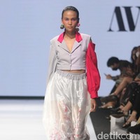 Fashion show koleksi terbaru Tities Sapoetra di JF3 Fashion Festival 2022. Foto: Mohammad Abduh/Wolipop.
