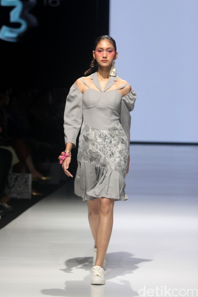 Fashion show koleksi terbaru Tities Sapoetra di JF3 Fashion Festival 2022. Foto: Mohammad Abduh/Wolipop.