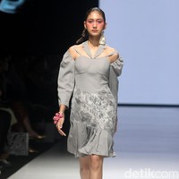 Fashion show koleksi terbaru Tities Sapoetra di JF3 Fashion Festival 2022. Foto: Mohammad Abduh/Wolipop.