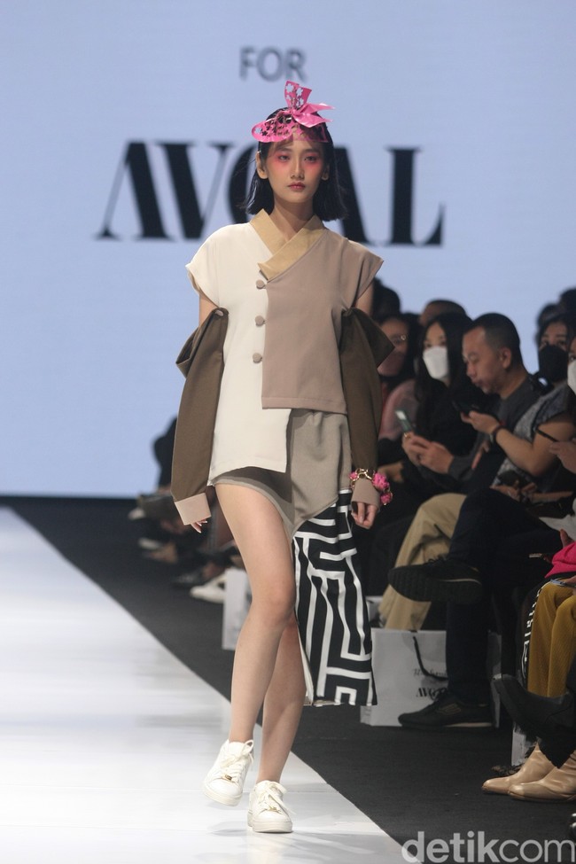 Fashion show koleksi terbaru Tities Sapoetra di JF3 Fashion Festival 2022. Foto: Mohammad Abduh/Wolipop.