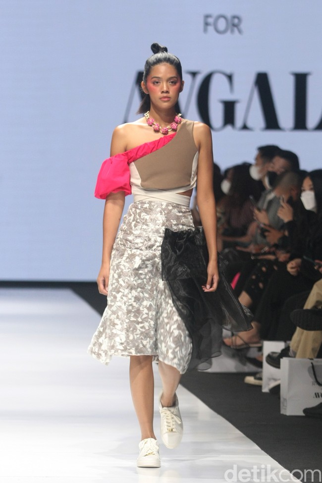 Fashion show koleksi terbaru Tities Sapoetra di JF3 Fashion Festival 2022. Foto: Mohammad Abduh/Wolipop.