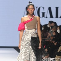 Fashion show koleksi terbaru Tities Sapoetra di JF3 Fashion Festival 2022. Foto: Mohammad Abduh/Wolipop.