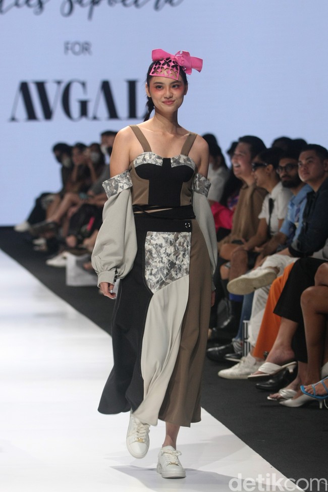 Fashion show koleksi terbaru Tities Sapoetra di JF3 Fashion Festival 2022. Foto: Mohammad Abduh/Wolipop.