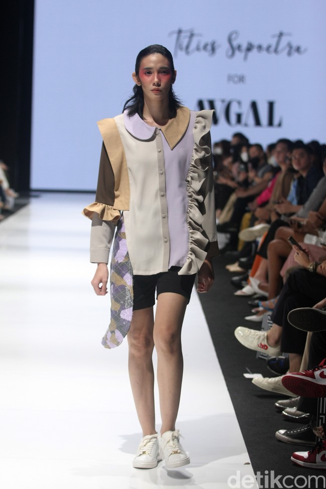 Fashion show koleksi terbaru Tities Sapoetra di JF3 Fashion Festival 2022. Foto: Mohammad Abduh/Wolipop.