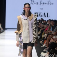 Fashion show koleksi terbaru Tities Sapoetra di JF3 Fashion Festival 2022. Foto: Mohammad Abduh/Wolipop.