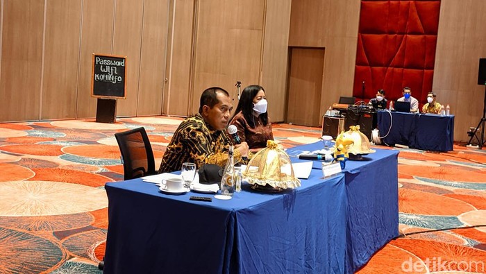 Komisi I DPR RI bersama staf Kementerian Kominfo saat melaporkan program migrasi siaran TV digital di Makassar.
