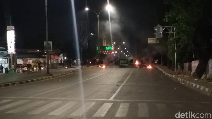 Kondisi terkini di depan Kampus UMI, Makassar, Jalan Urip Sumohardjo usai 2 mobil patroli diserang sekelompok orang tak dikenal.