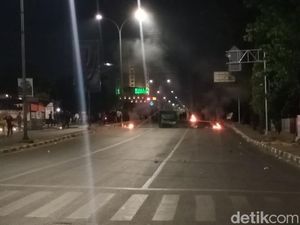 Demo BBM di Depan UMI Makassar, Massa Tak Dikenal Serang 2 Mobil Polisi