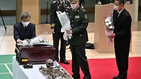 Petugas menyiapkan peti mati untuk jasad tentara China yang berhasil diidentifikasi. Kedua belah pihak juga bersepakat untuk meningkatkan kerja sama penyerahan jenazah personel CPV yang kebetulan pada tahun ini menandai peringatan 30 tahun hubungan diplomatik China-Korsel.  