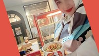 Cicip menu rice bowl nasi dengan lauk cumi judes, Roro ternyata penggemar kuliner pedas. Foto: Instagram @roro.fitria1989