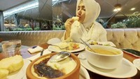 Tampak lahap, dirinya menikmati roti, nasi, sup hingga bubur yang jadi menu sarapan enaknya selama jalan-jalan di Turki. Foto: Instagram @roro.fitria1989
