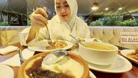 DJ berusia 32 tahun ini punya hobi traveling. Ini fotonya saat menikmati sarapan di salah satu hotel yang berada di Istanbul, Turki. Foto: Instagram @roro.fitria1989