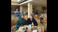 Lewat Instagramnya sendiri, Roro tetap beraktivitas seperti biasanya. Sejak dulu, Roro cukup sering membagikan momen kulinerannya di restoran sampai ke agenda masaknya di rumah. Foto: Instagram @roro.fitria1989