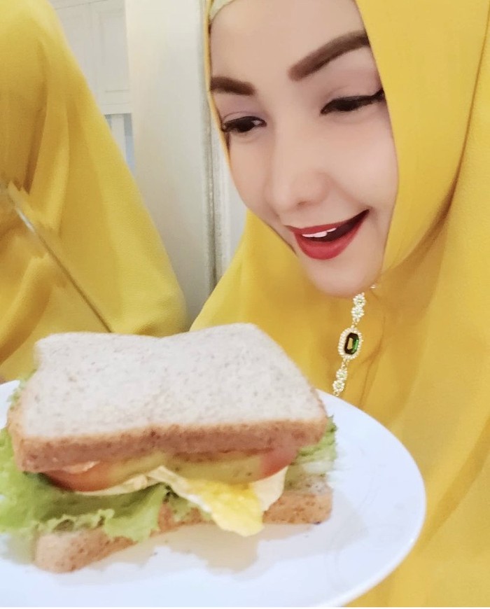 Kulineran dan Momen Masak Seru Roro Fitria