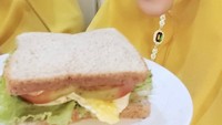 Ini tampilan sandwich sederhana buatan Roro, yang dilengkapi dengan selada, tomat, dan telur mata sapi. Foto: Instagram @roro.fitria1989