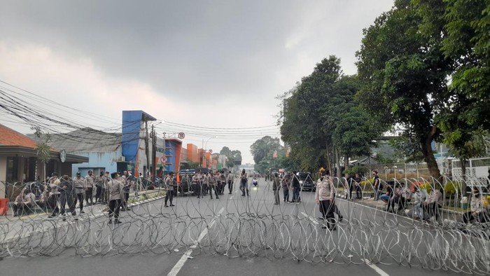 Lalin ke Istana Bogor ditutup kawat berduri jelang demo BBM, Kamis (15/9/2022) siang ini.