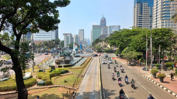 Lalu lintas di Jl Medan Merdeka Barat, Jakarta Pusat, jelang demo BBM, Kamis (15/9/2022) siang.
