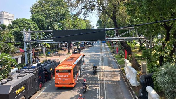 Lalu lintas di Jl Medan Merdeka Barat, Jakarta Pusat, jelang demo BBM, Kamis (15/9/2022) siang.