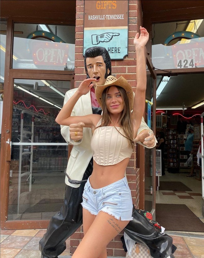 Lana mengungkapkan ada berbagai adegan kasar dan menjijikan yang harus ia lakoni saat jadi bintang film dewasa, salah satunya meminum muntahannya sendiri. Itu adalah salah satu adegan yang paling menjijikan dan busuk, tuturnya. Foto: Instagram/@lanarhoades