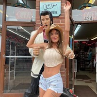 Lana mengungkapkan ada berbagai adegan kasar dan menjijikan yang harus ia lakoni saat jadi bintang film dewasa, salah satunya meminum muntahannya sendiri. Itu adalah salah satu adegan yang paling menjijikan dan busuk, tuturnya. Foto: Instagram/@lanarhoades