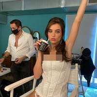 Wanita 26 tahun ini memilih berkarier sebagai model dan selebgram. Follower-nya di Instagram mencapai 61,5 juta. Foto: Instagram/@lanarhoades