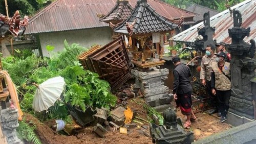 Lima pelinggih atau sanggah warga Banjar Dinas Pakudansih, Desa Muncan, Selat, Kabupaten Karangasem, hancur tertimbun tanah longsor, Kamis (15/9/2022).