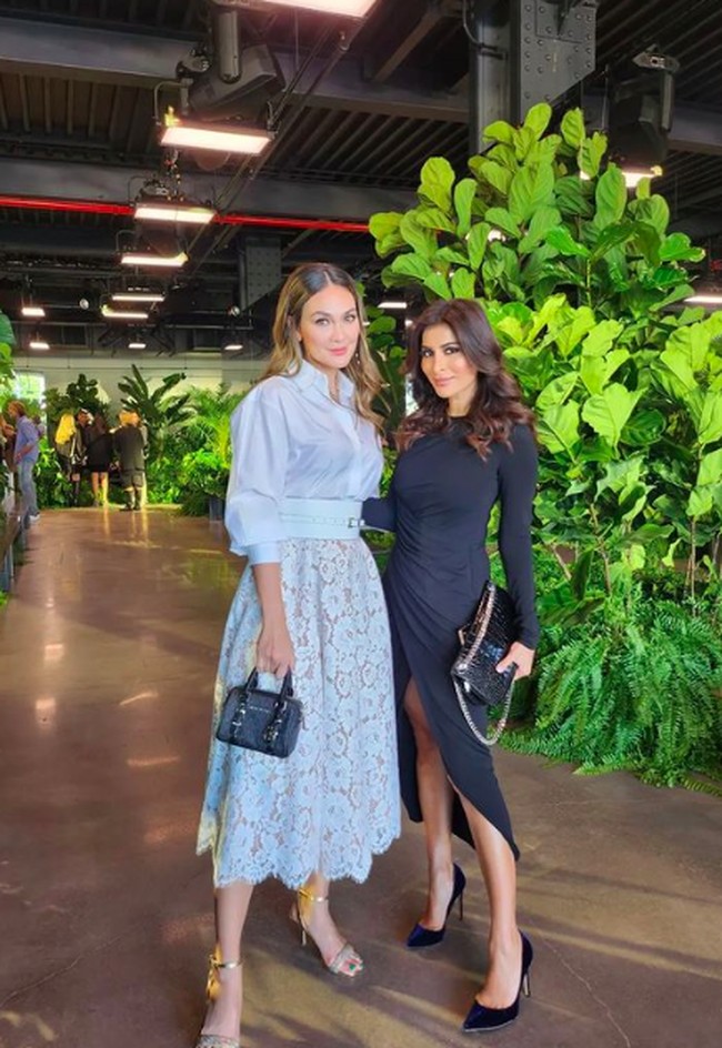 Luna Maya menghadiri fashion show Michael Kors, Luna tampil dengan gaya serba putih. Wanita 39 tahun itu menggunakan kemeja putih dan rok A-line dengan tekstur laser cut. Foto: dok. Instagram/@lunamaya