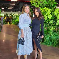 Luna Maya menghadiri fashion show Michael Kors, Luna tampil dengan gaya serba putih. Wanita 39 tahun itu menggunakan kemeja putih dan rok A-line dengan tekstur laser cut. Foto: dok. Instagram/@lunamaya