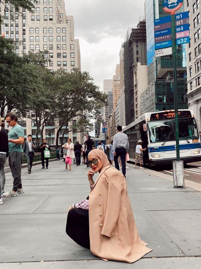 Inilah gaya modest Olla Ramlan di New York Fashion Week. Olla tampil dengan coat warna nude dengan hijab warna senada. Penampilannya itu dalam rangka menonton fashion show Vivi Zubedi. Foto: dok. Instagram/@ollaramlan