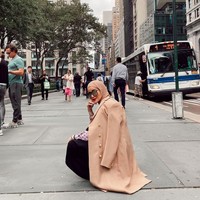 Inilah gaya modest Olla Ramlan di New York Fashion Week. Olla tampil dengan coat warna nude dengan hijab warna senada. Penampilannya itu dalam rangka menonton fashion show Vivi Zubedi. Foto: dok. Instagram/@ollaramlan