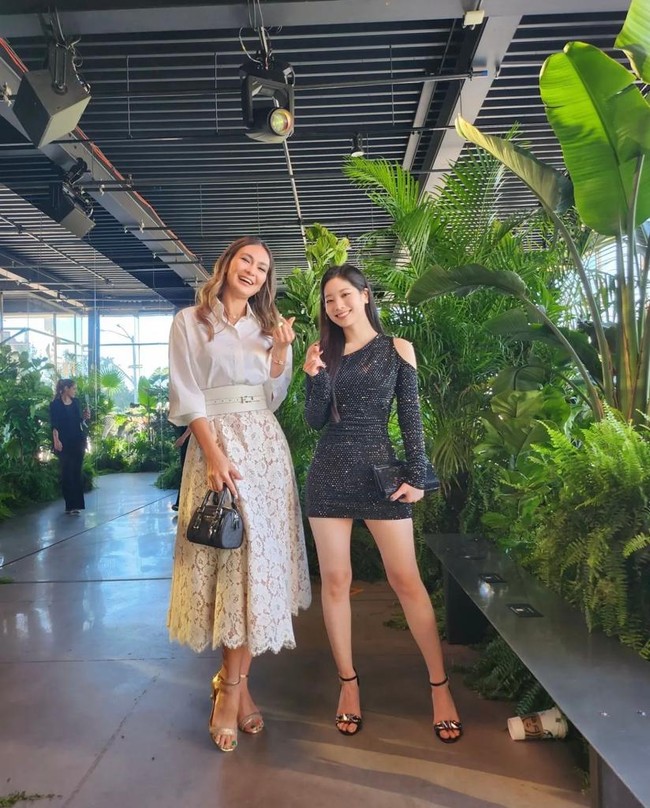 Di momen tersebut, Luna Maya juga berpose dengan Dahyun TWICE.Foto: dok. Instagram @lunamaya
