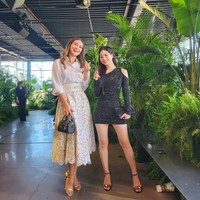 Di momen tersebut, Luna Maya juga berpose dengan Dahyun TWICE.Foto: dok. Instagram @lunamaya